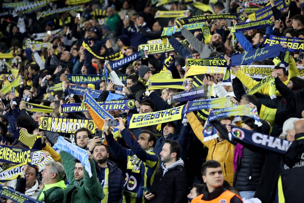 Fenerbahçe Fatih Karagümrük maçından çok özel fotoğraflar: Geri dönüş coşkusu tribünlere böyle yansıdı 35
